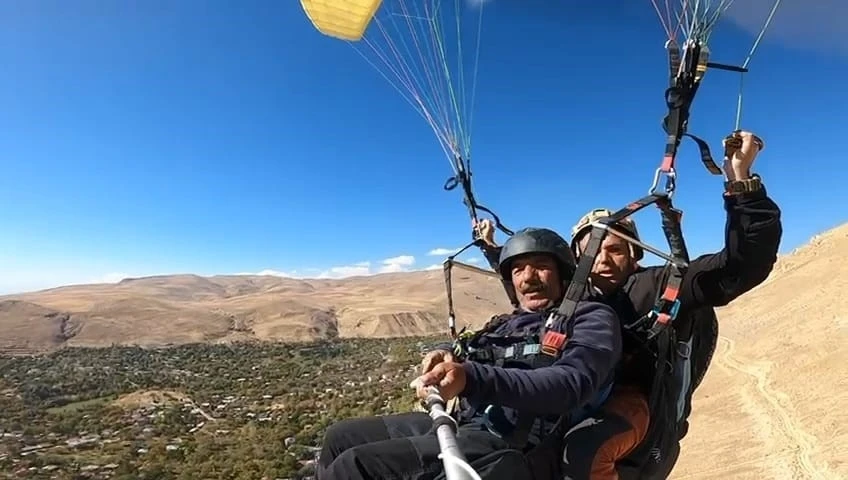 Adilcevaz semalarında yamaç paraşütü heyecanı
