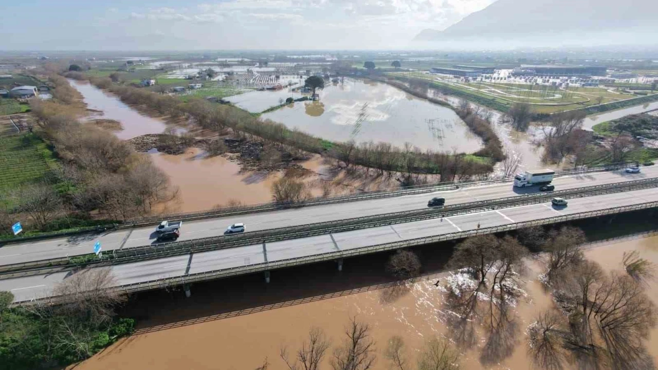 Adımla ge&ccedil;ilen nehir taştı
