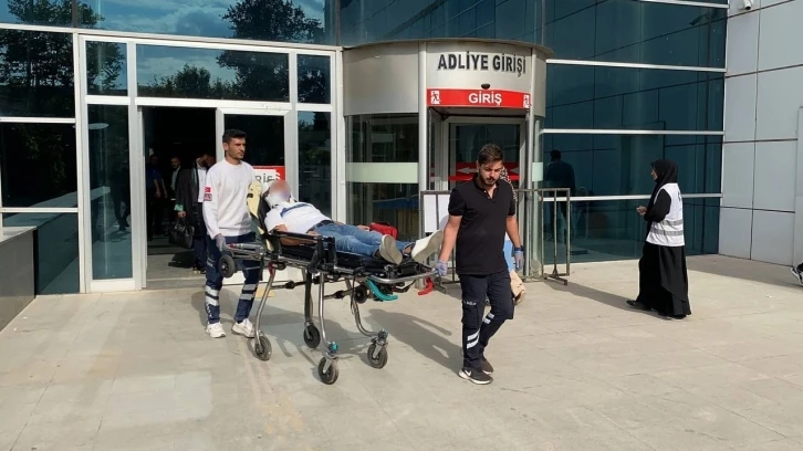 Adıyaman Adliyesinde kavga: 1&rsquo;i polis 2 yaralı
