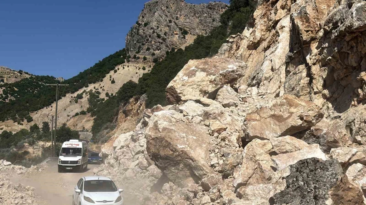 Adıyaman- &Ccedil;elikhan Karayolunda heyelan

