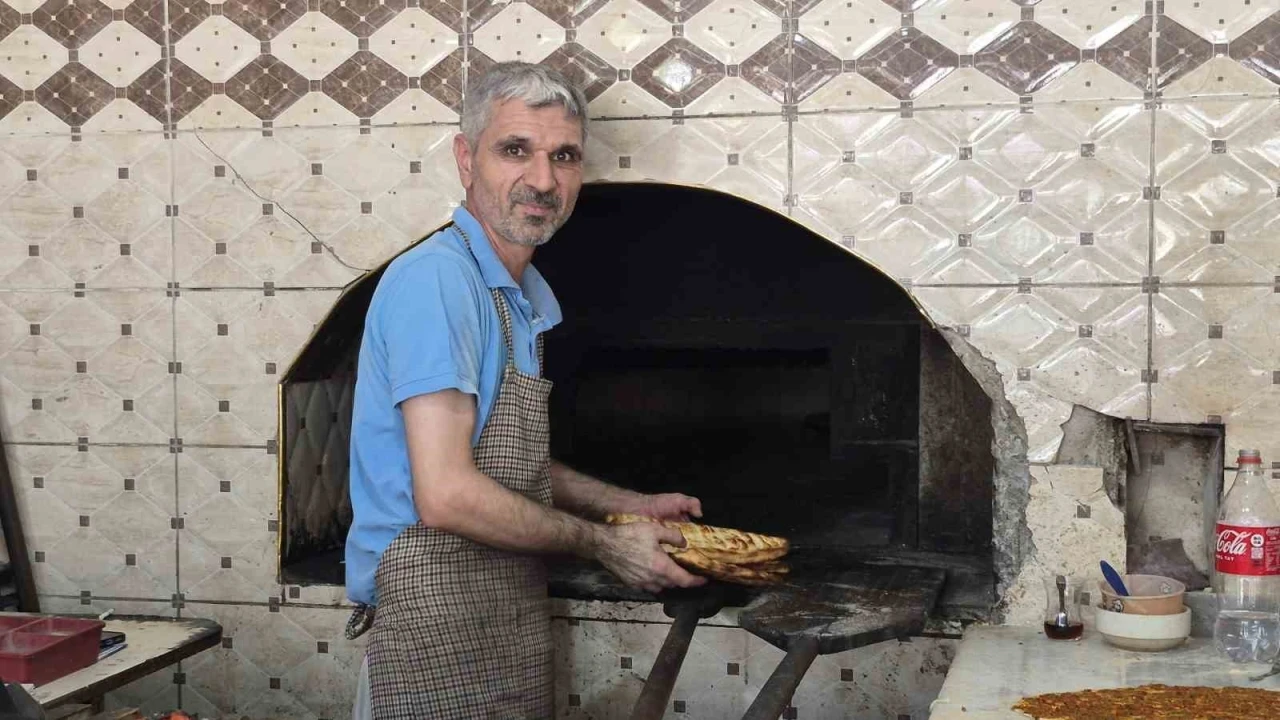 Adıyaman&rsquo;da 400 derecelik fırının başında ekmek mesaisi
