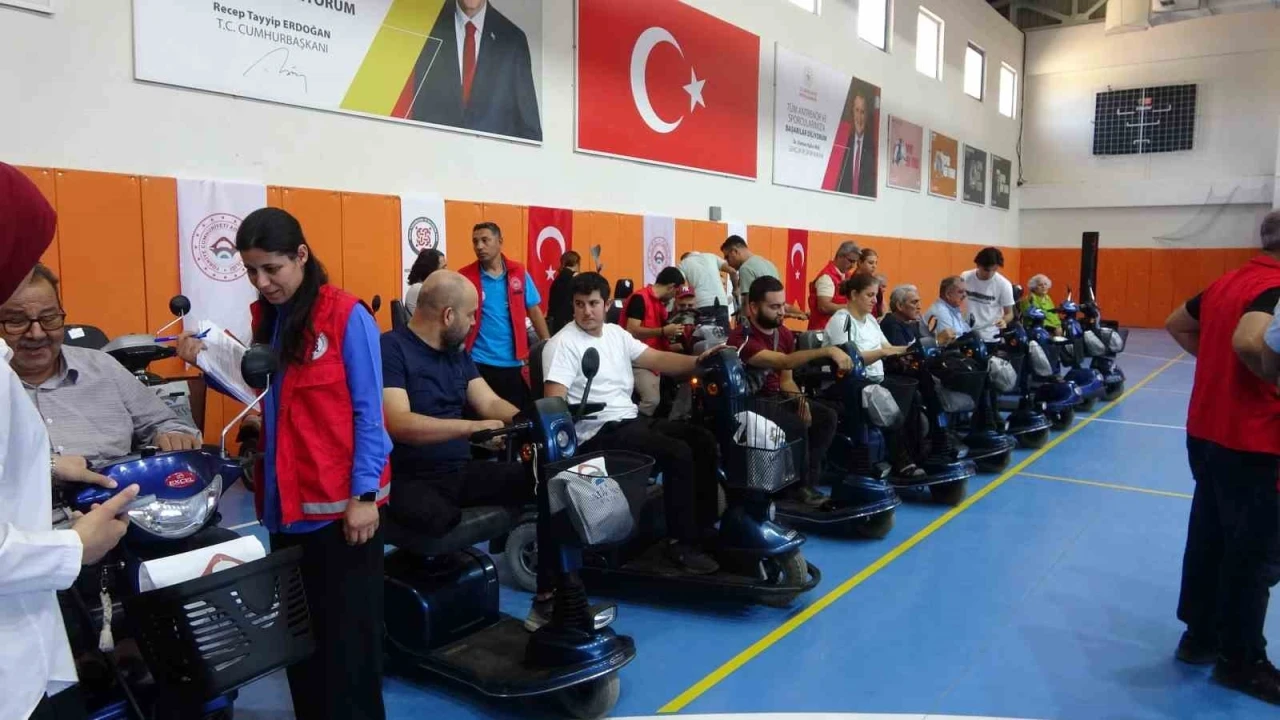 Adıyaman’da 41 akülü sandalye depremzede vatandaşlara teslim edildi
