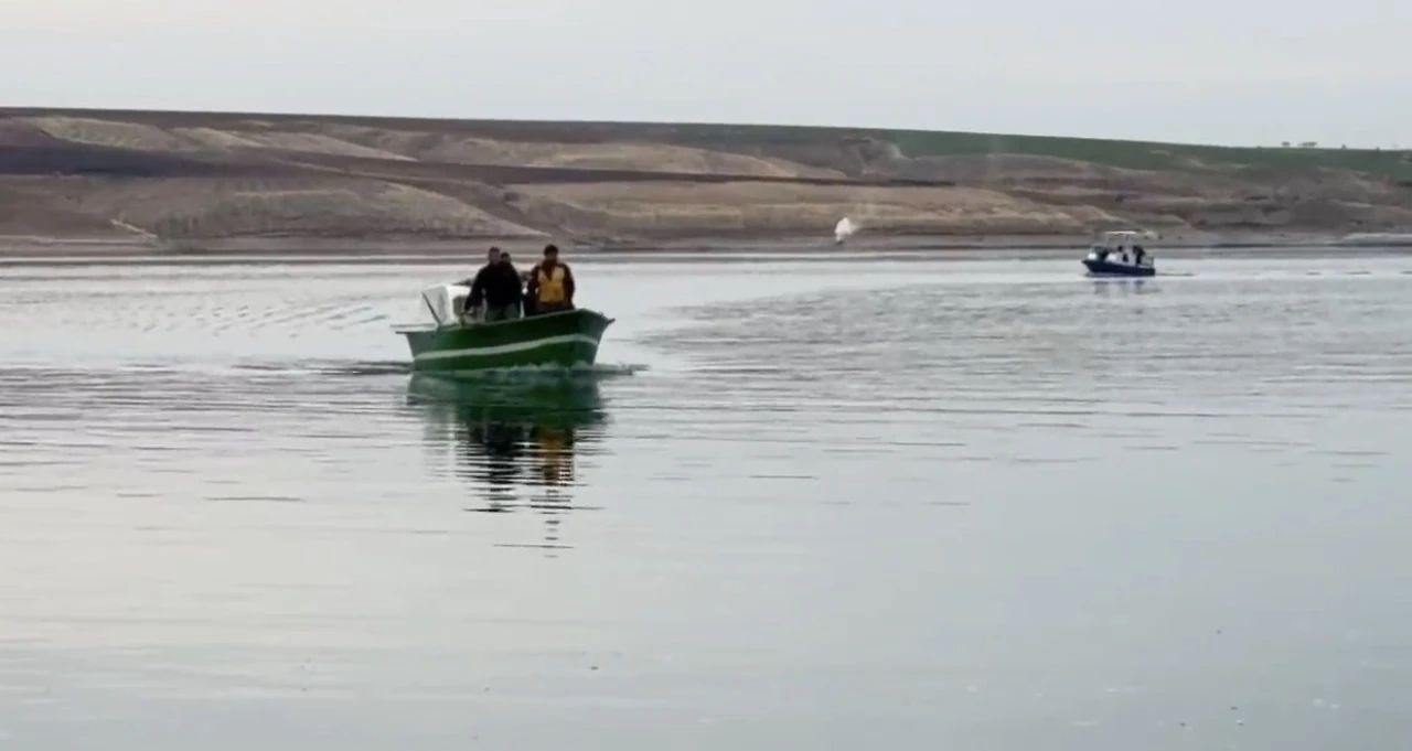 Adıyaman&rsquo;da baraj g&ouml;l&uuml;nde tekne alabora oldu: 5 kişiden 1&rsquo;i kayıp
