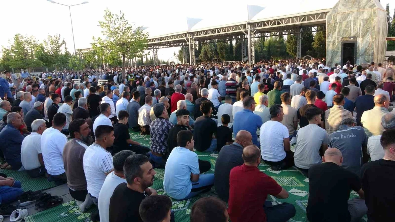 Adıyaman’da binlerce kişi bayram namazı için saf tuttu
