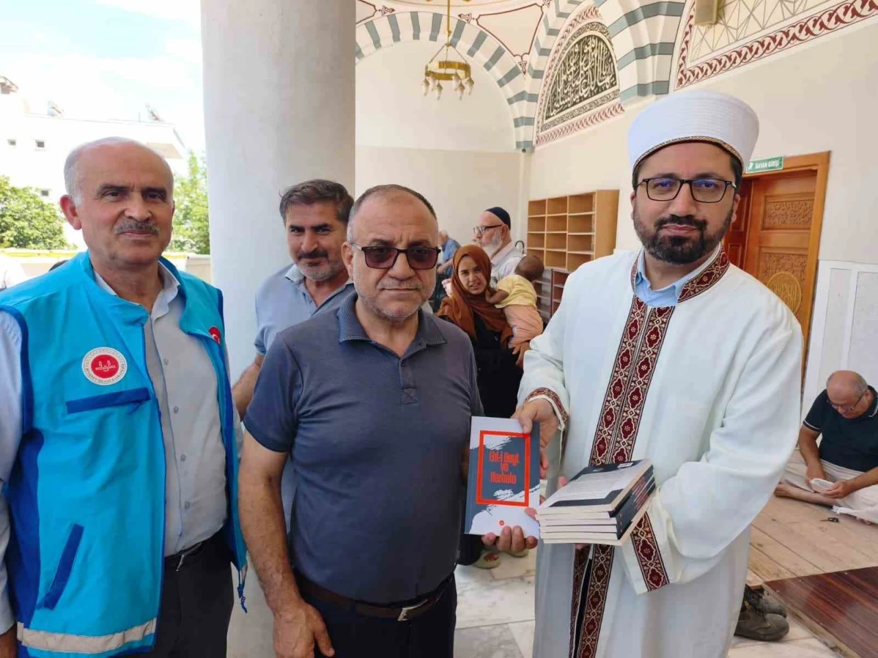 Adıyaman&rsquo;da cemaate aşure ikramı
