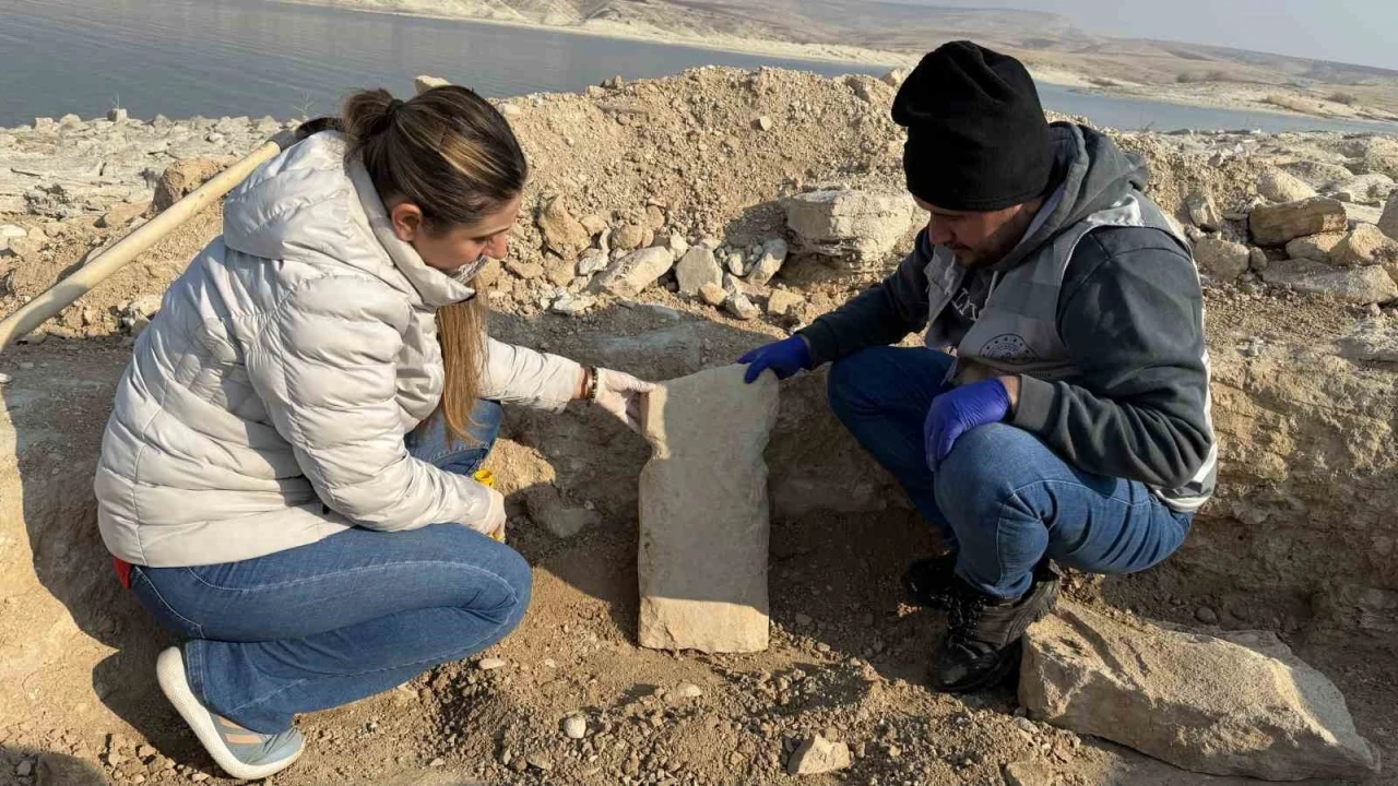 Adıyaman&rsquo;da, G&ouml;beklitepe&rsquo;deki &lsquo;T&rsquo; şekilli taşların benzeri ortaya &ccedil;ıktı
