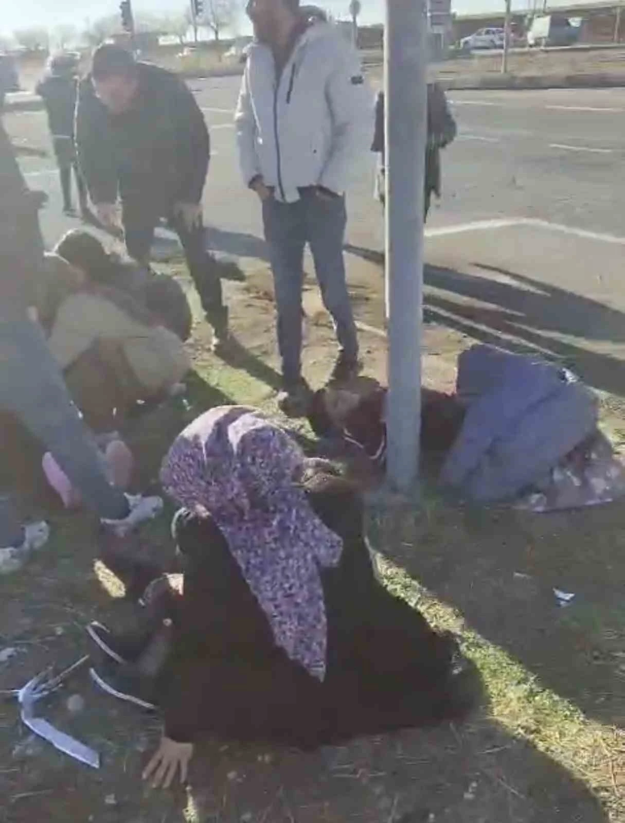 Adıyaman&rsquo;da iki otomobil &ccedil;arpıştı: 1 &ouml;l&uuml;, 8 yaralı
