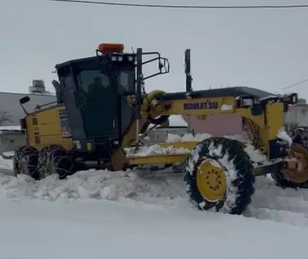 Adıyaman&rsquo;da karla m&uuml;cadele aralıksız s&uuml;r&uuml;yor
