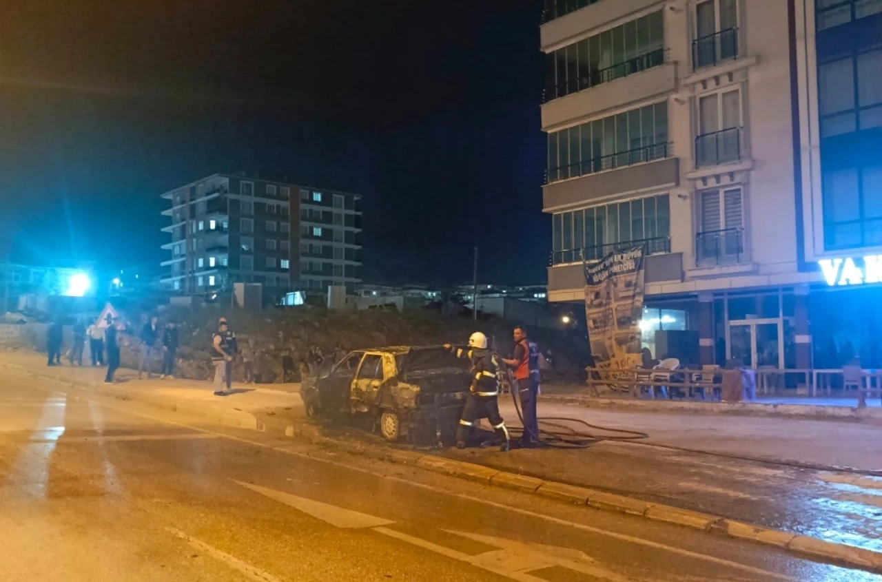 Adıyaman’da park halindeki otomobil yandı
