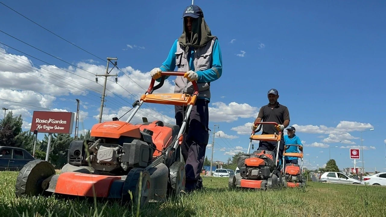 Adıyaman&rsquo;da park ve bah&ccedil;elere yaz bakımı
