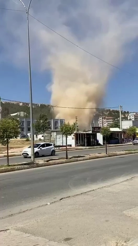 Adıyaman’da rüzgar, hortumlara neden oldu
