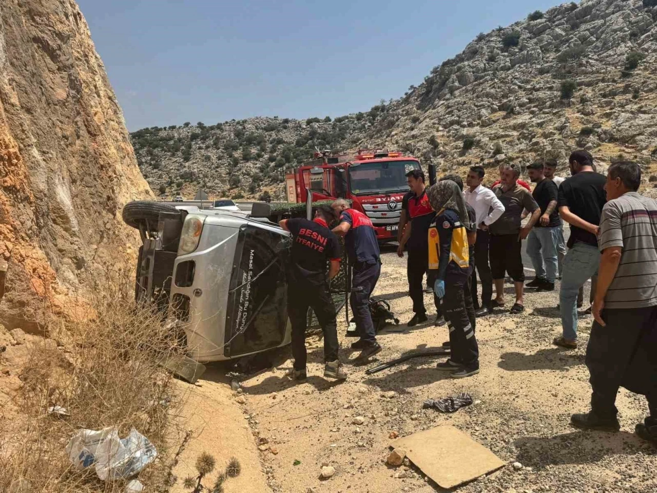 Adıyaman’da şarampole devrilen kamyonetin sürücüsü yaralandı
