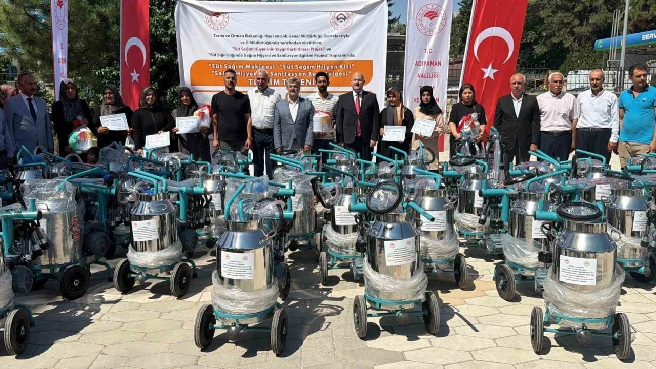 Adıyaman&rsquo;da s&uuml;t sağım makineleri &uuml;reticilere dağıtıldı
