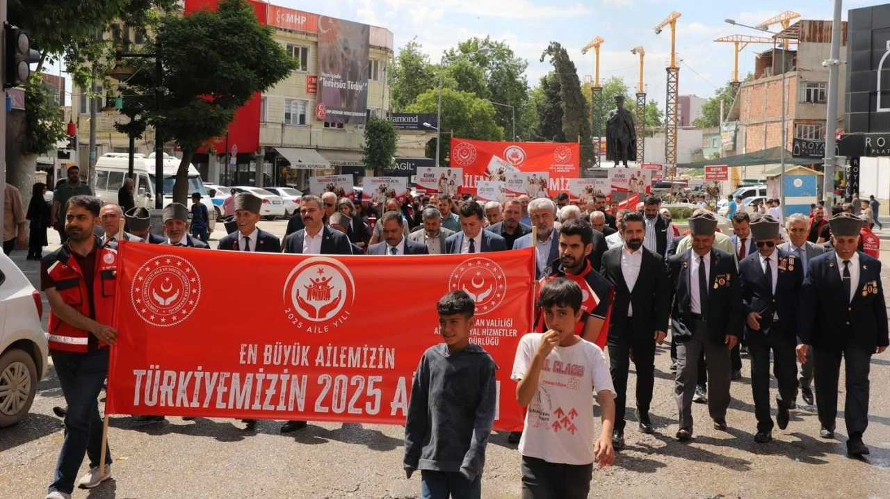 Adıyaman’da yüzlerce kişi ’aile’ için yürüdü