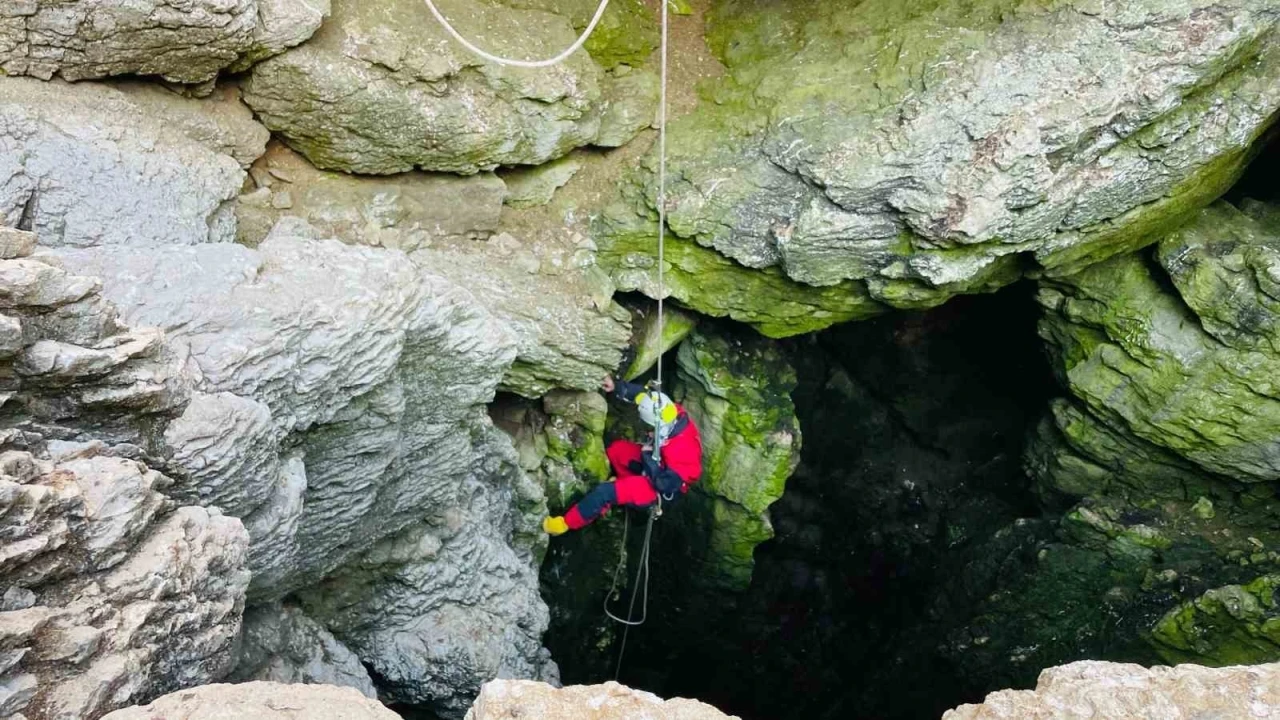 Adıyaman’daki mağaralarda bulunan ilginç jeolojik oluşumlar incelendi
