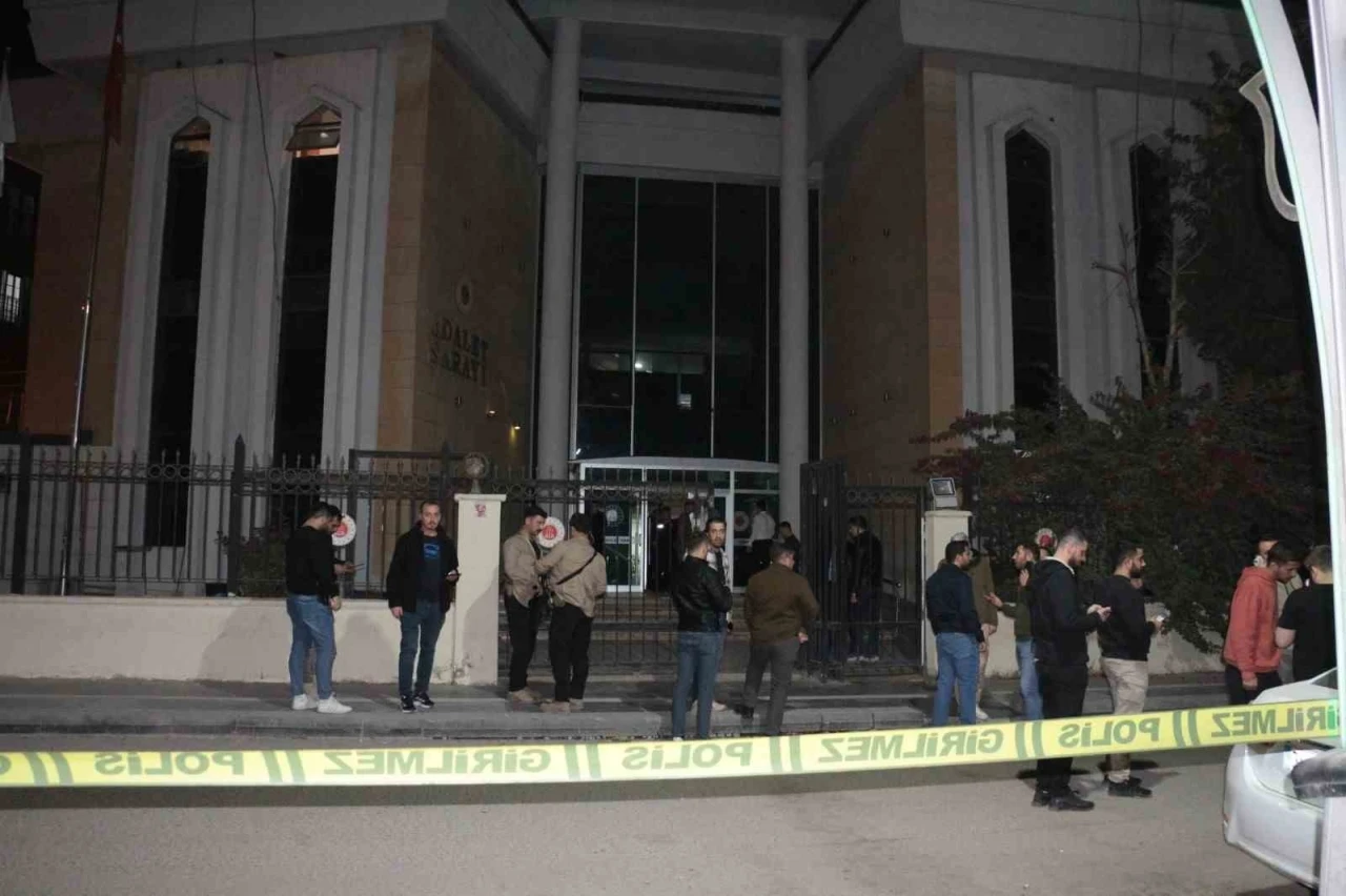 Adliye çıkışında silahlı saldırıya uğrayan 2 kişi ağır yaralandı
