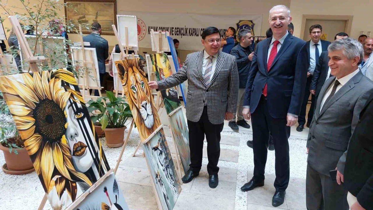 Adliye koridorunda el sanatları sergisi
