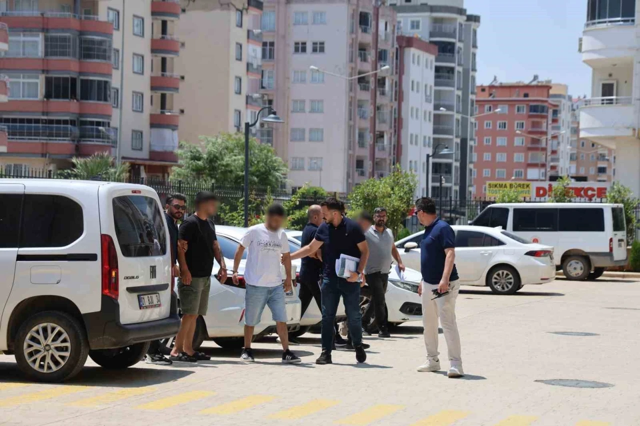Adliye &ouml;n&uuml;ndeki silahlı kavganın 4 ş&uuml;phelisi serbest bırakıldı

