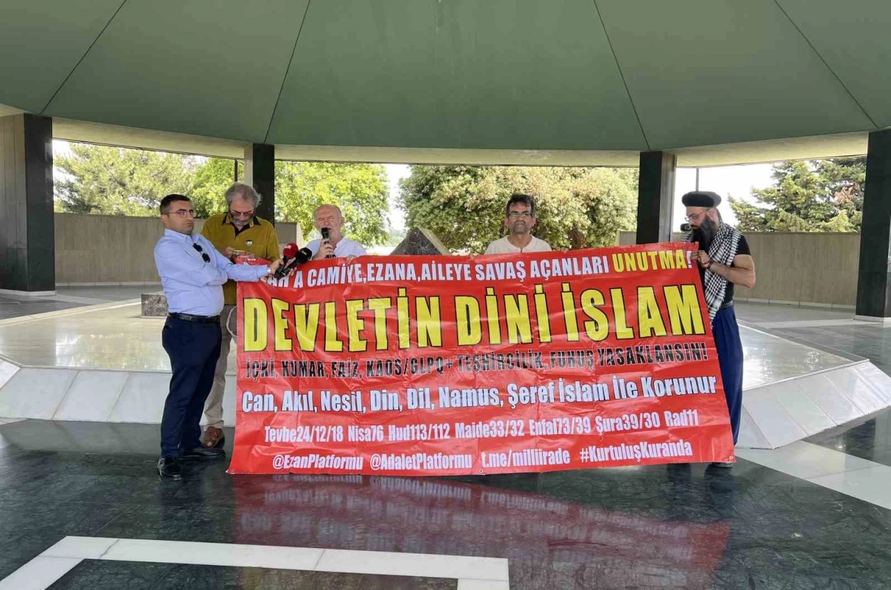 Adnan Menderes ezanın aslına &ccedil;evrilmesinin 76. yıl d&ouml;n&uuml;m&uuml;nde kabri başında anıldı
