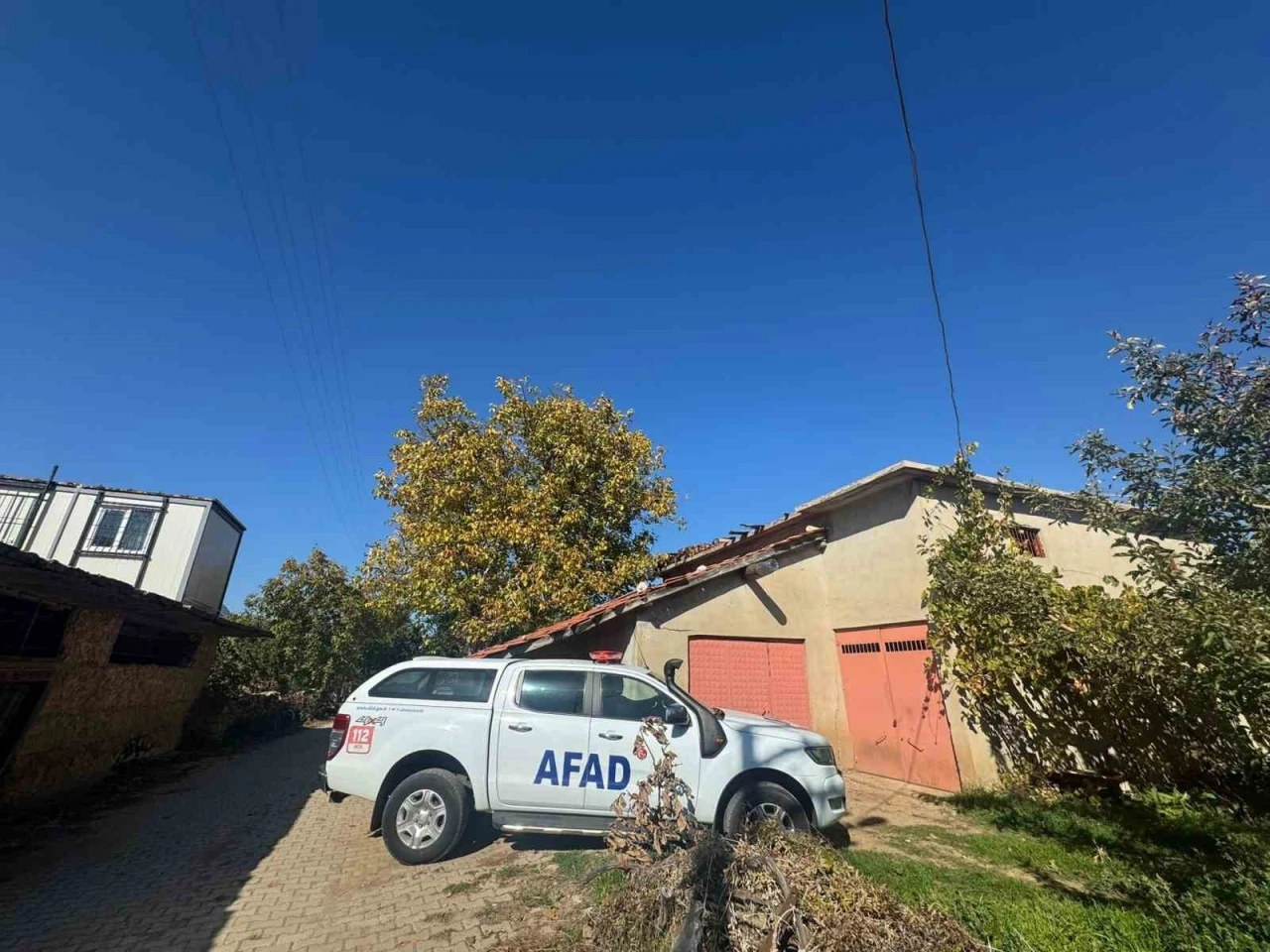 AFAD ekipleri, Eğirdir’de obruk oluşan elma bahçesinde inceleme yaptı
