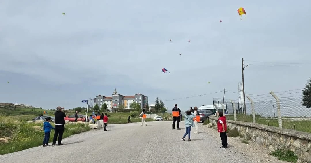 AFAD gönüllülerinden çocuklara uçurtma şenliği

