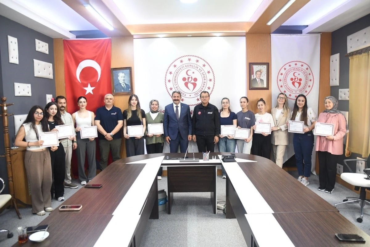 AFAD g&ouml;n&uuml;ll&uuml;s&uuml; &ouml;ğrenciler ilk yardım belgelerini aldı
