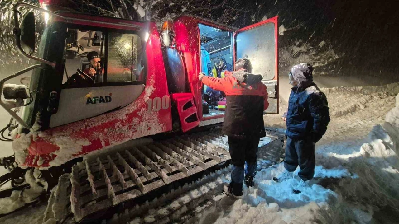 AFAD ve UMKE ekipleri kar sebebiyle yolu kapanan k&ouml;ydeki hasta i&ccedil;in seferber oldu
