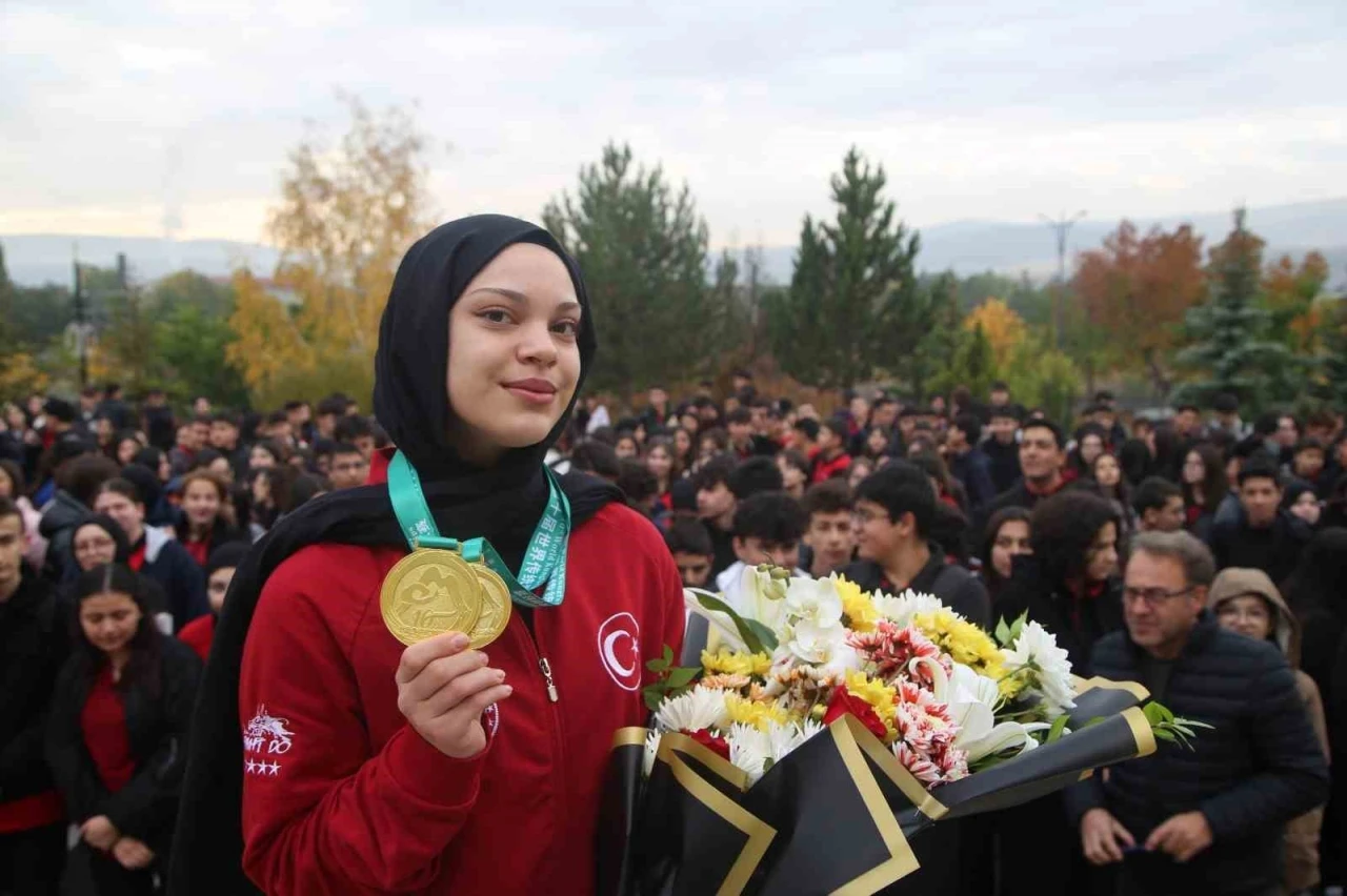 Afra Kılınç, Çin ata sporunda Çinlileri maÄŸlup edip dünya ÅŸampiyonu oldu