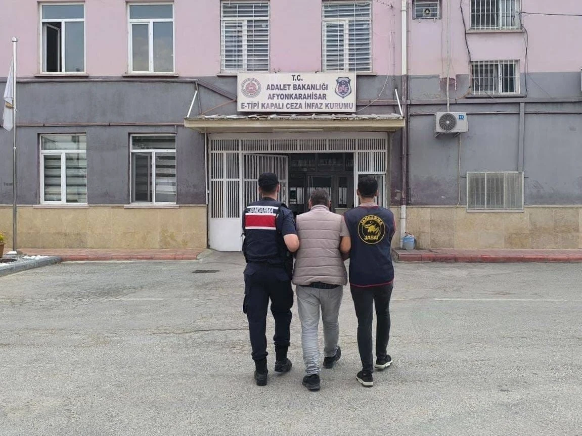 Afyonkarahisar’da 16 yıl 3 ay hapis cezasıyla aranan şahıs yakalandı
