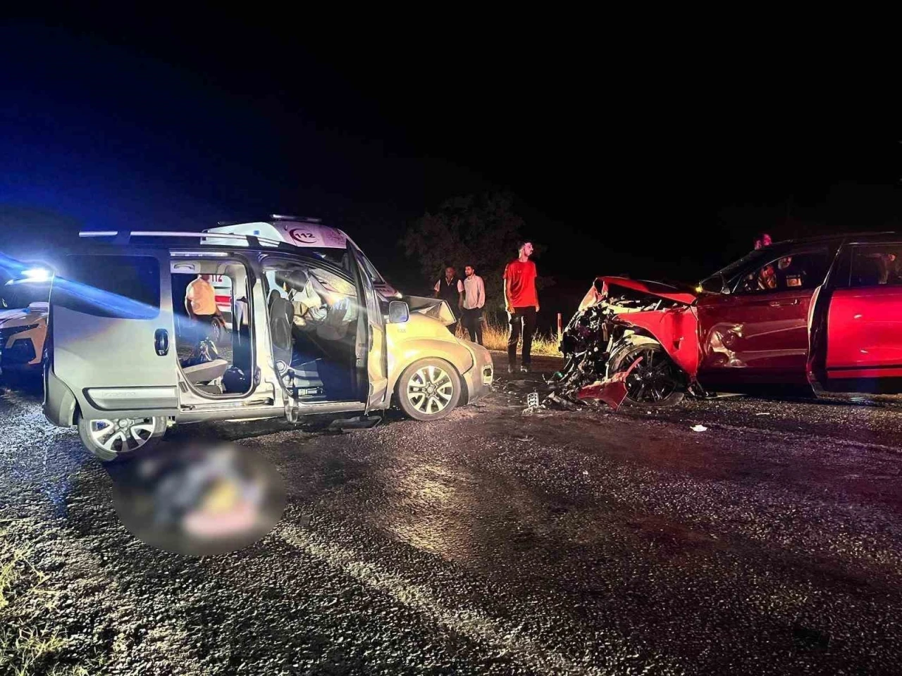 Afyonkarahisar&rsquo;da ara&ccedil;lar kafa kafaya &ccedil;arpıştı: 2 &ouml;l&uuml;, 4 yaralı
