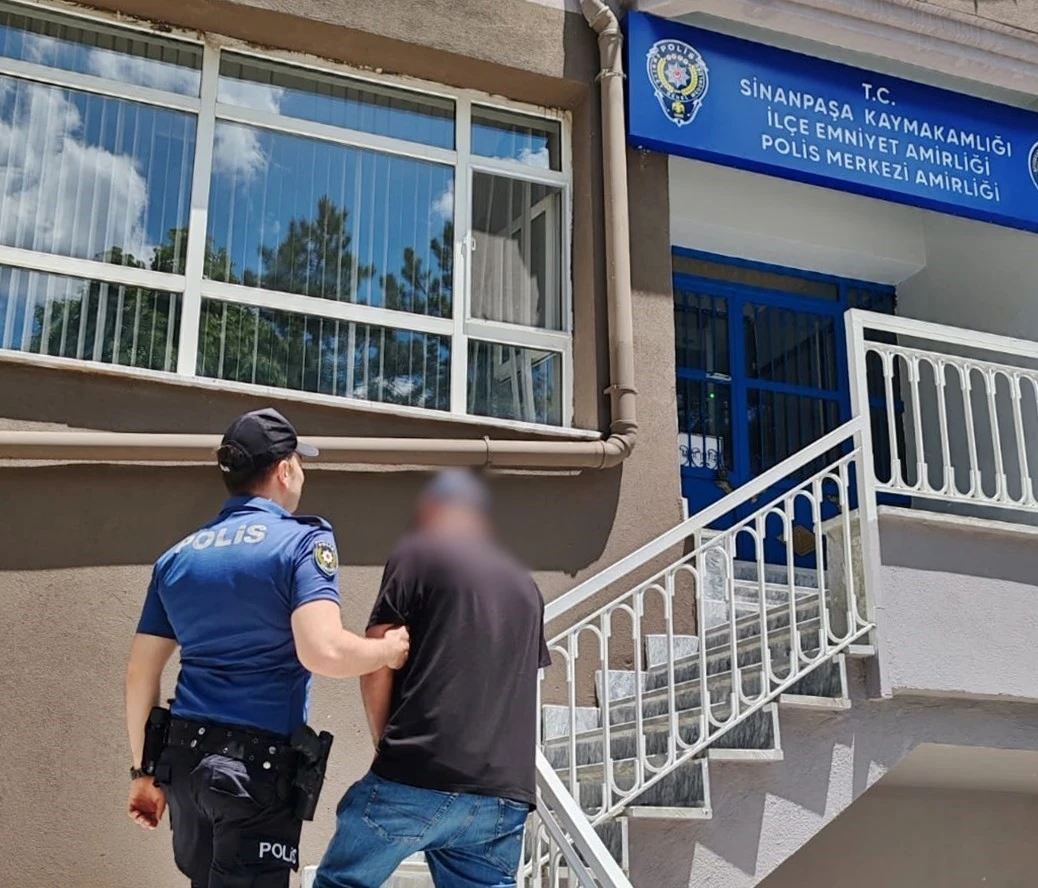 Afyonkarahisar’da aranan şahıs polisten kaçamadı