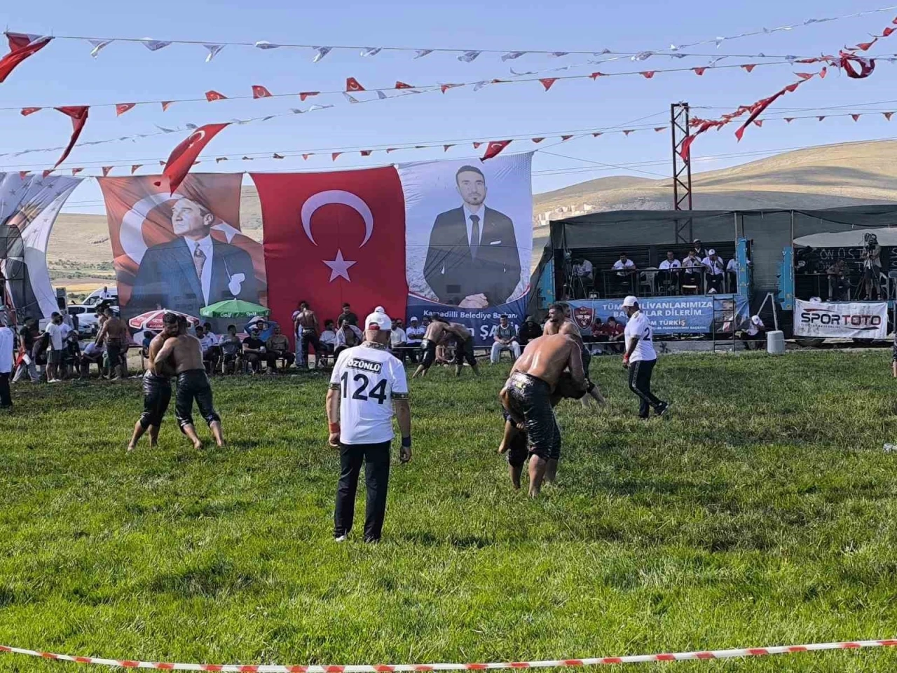 Afyonkarahisar&rsquo;da ata sporu coşkusu: Pehlivanlar er meydanına &ccedil;ıktı
