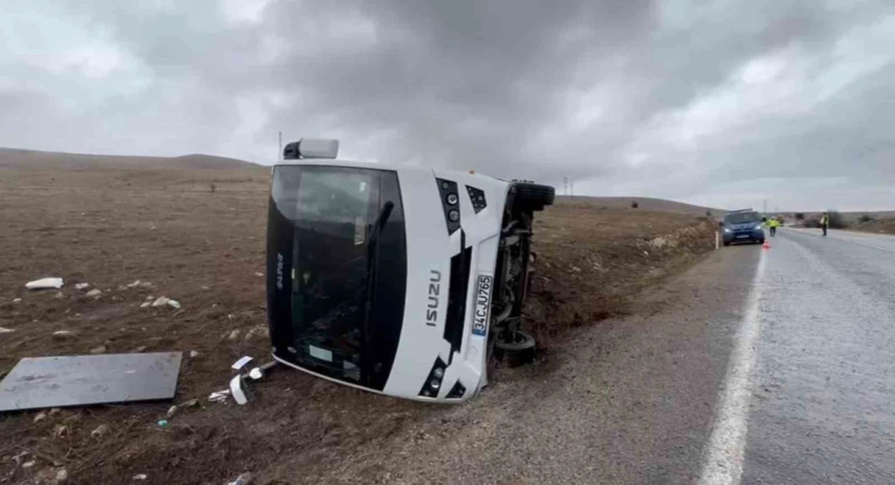 Afyonkarahisar’da Çinli turistleri taşıyan otobüs devrildi: 3 yaralı