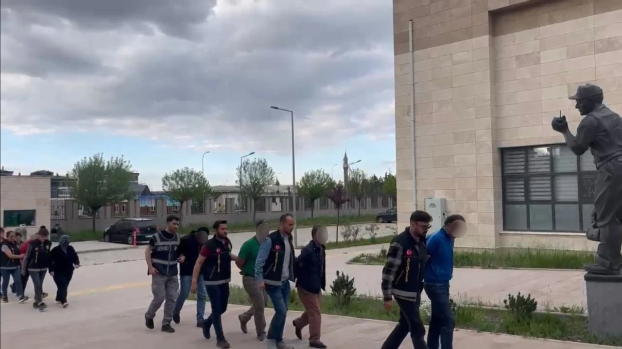 Afyonkarahisar’da fuhuş operasyonu: 4 kişi tutuklandı, 12 kadın kurtarıldı
