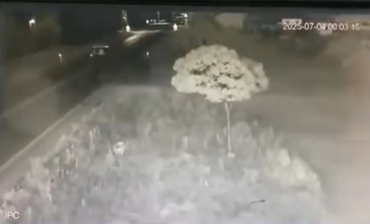 Afyonkarahisar’da otomobil traktör römorkuna çarptı: 3 kişi yaralandı
