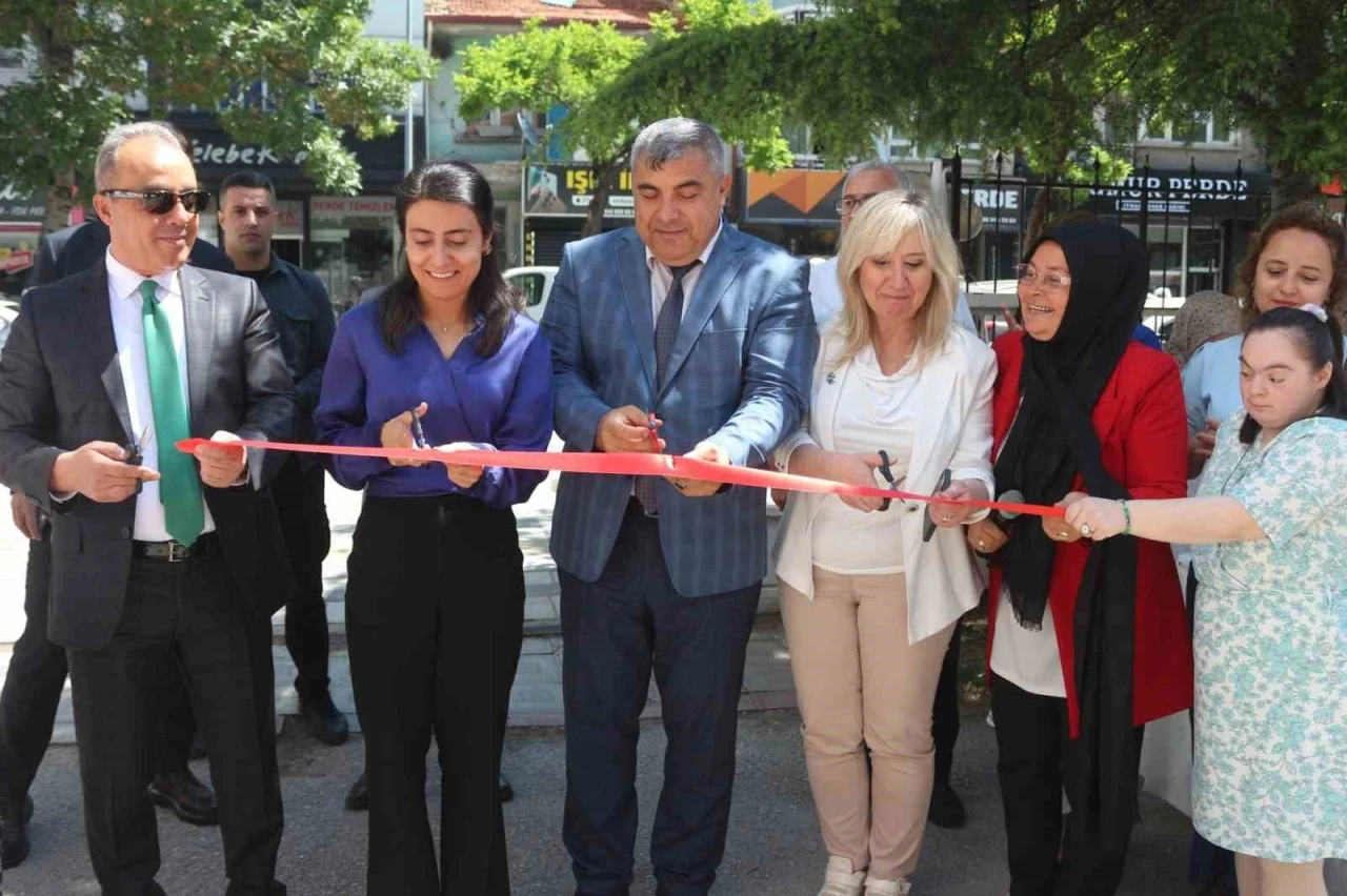 Afyonkarahisar’da özel yüreklerden anlamlı sergi
