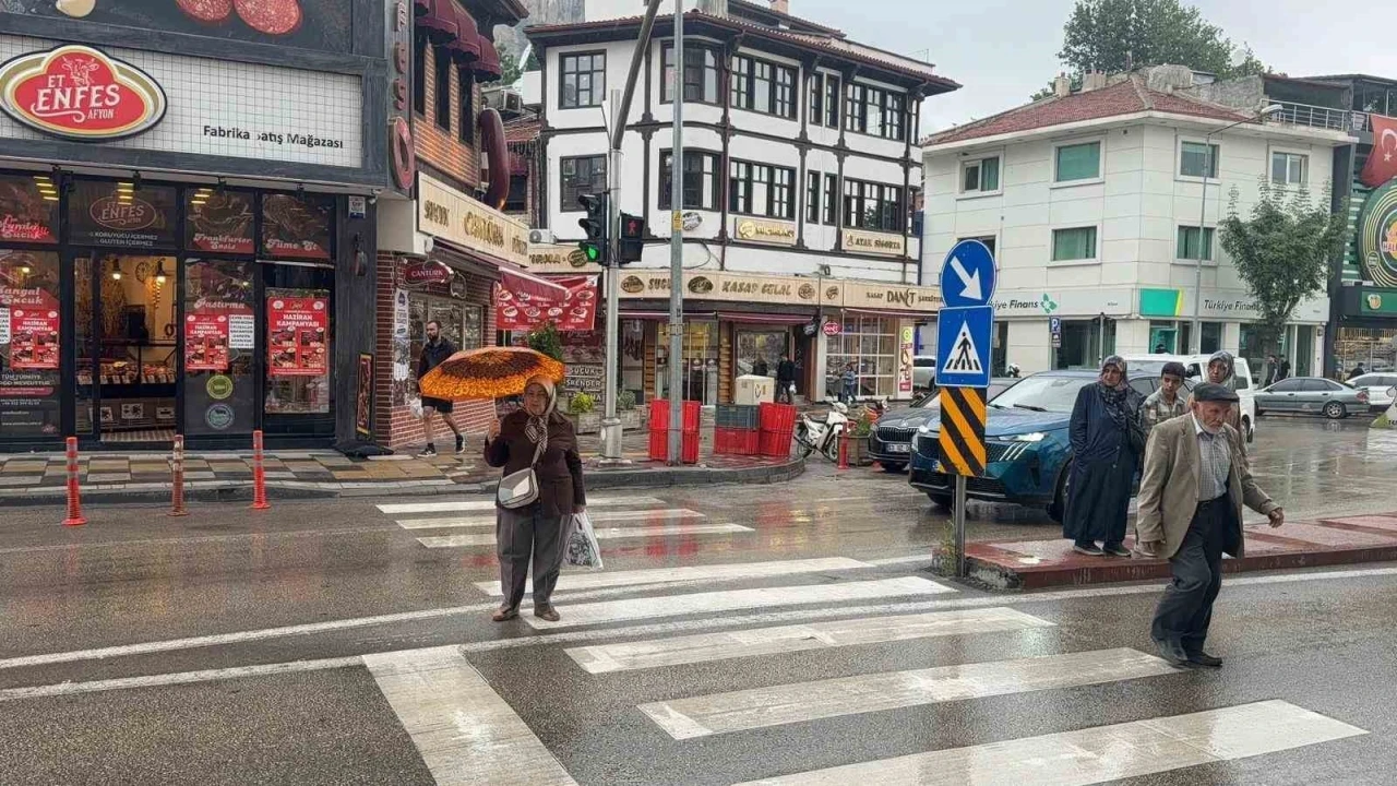 Afyonkarahisar&rsquo;da sağanak ve dolu yağışı etkili oldu
