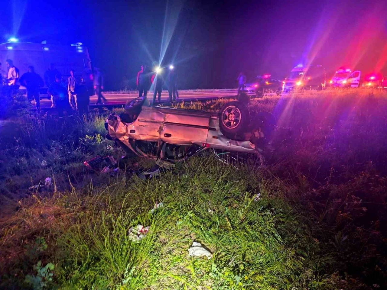 Afyonkarahisar’da şarampole devrilen otomobildeki 7 kişi yaralandı
