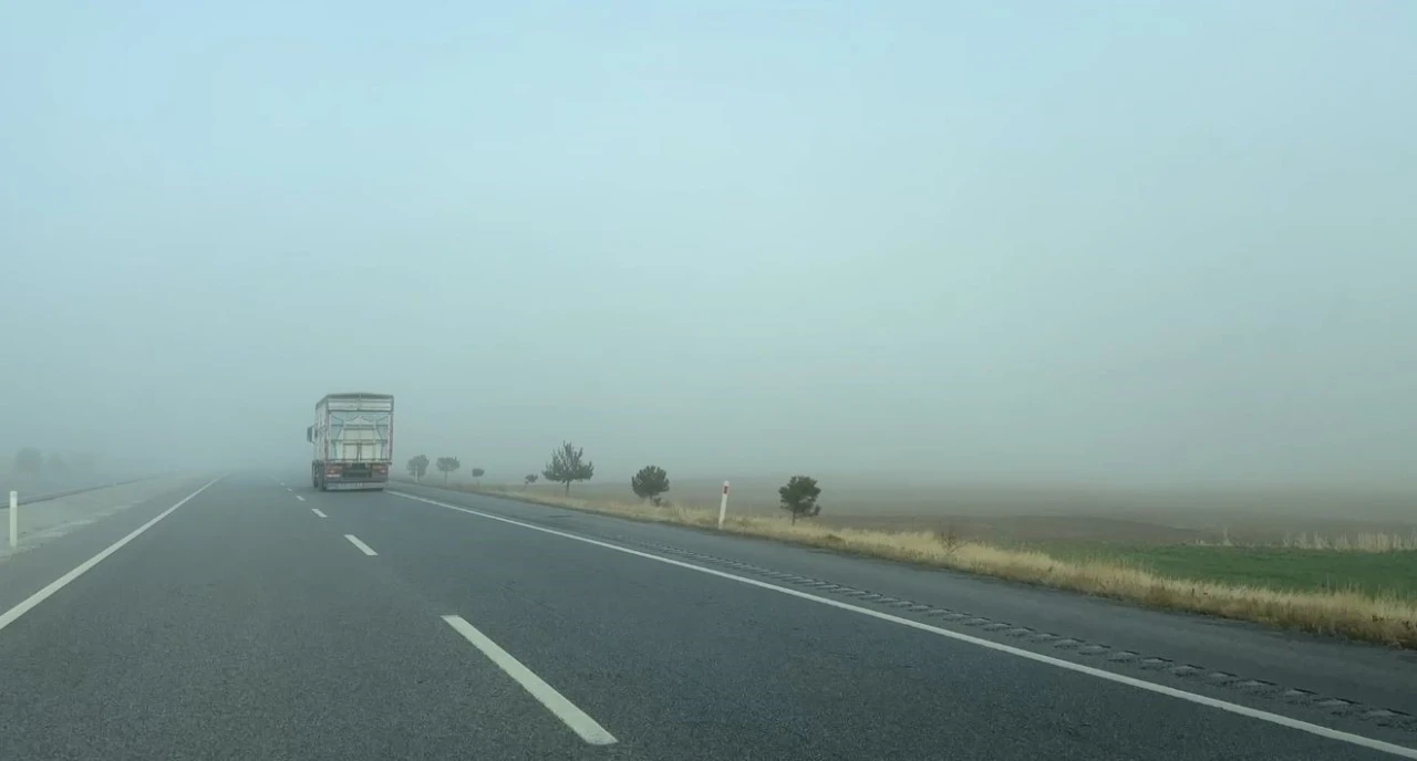 Afyonkarahisar&rsquo;da sisli hava etkili oldu
