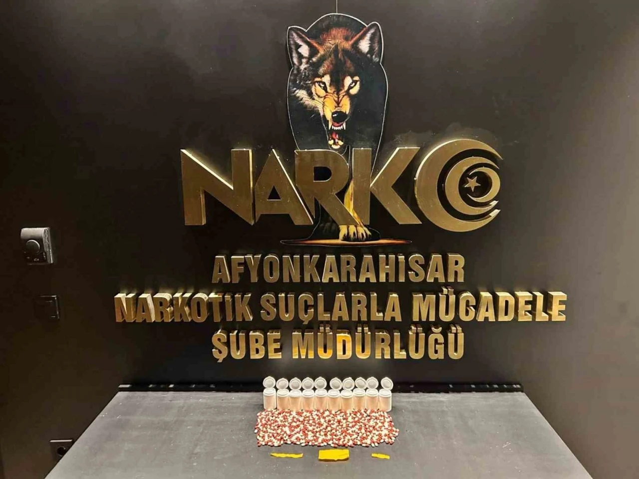 Afyonkarahisar&rsquo;da uyuşturucu emdirilmiş pe&ccedil;ete ve 508 adet sentetik ecza maddesi ele ge&ccedil;irildi
