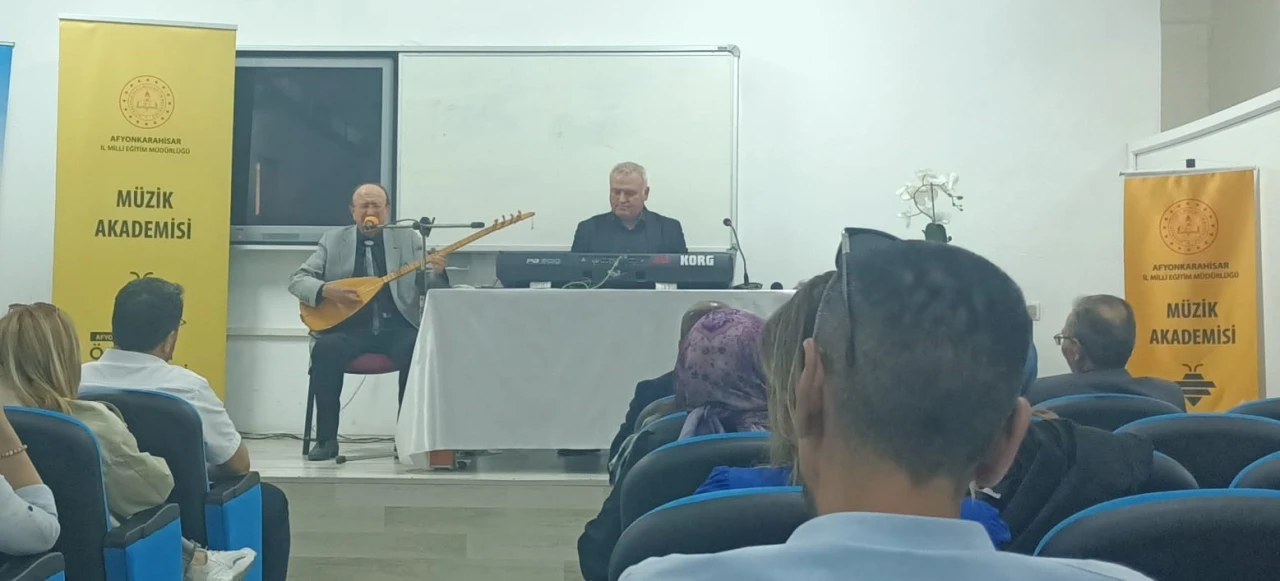 Afyonkarahisar’da Yerel Sanatçı Nevzat Altındağ öğretmenlerle buluştu
