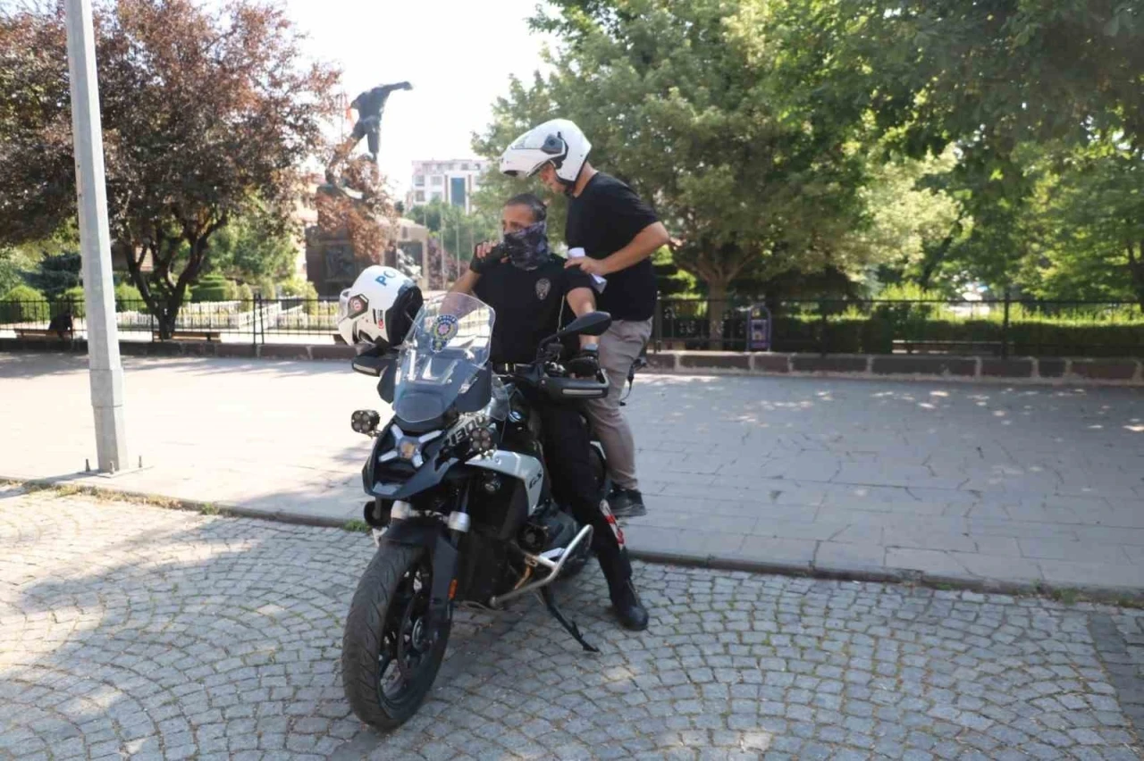 Afyonkarahisar’da YKS sınavına giren birçok adayın imdadına polis yetişti
