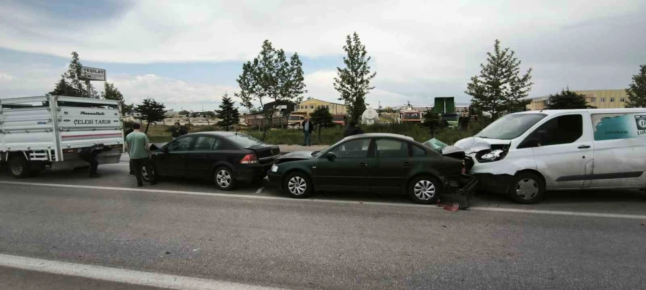 Afyonkarahisar’da zincirleme trafik kazası, 4 dört araç birbirine girdi
