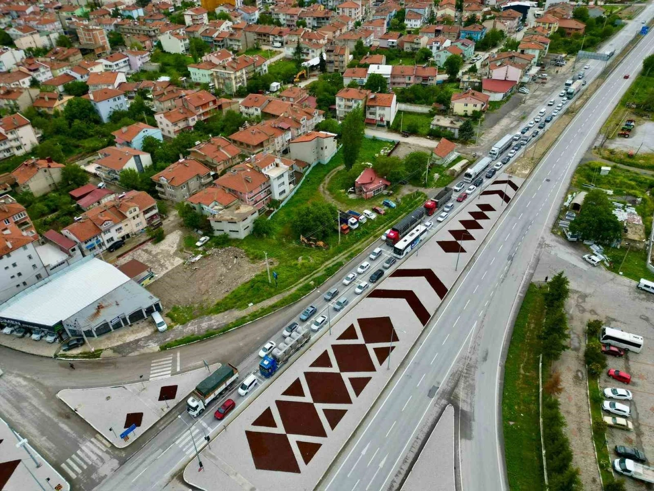 Afyonkarahisar&rsquo;daki karayollarında bayram trafiği yoğunluğu başladı

