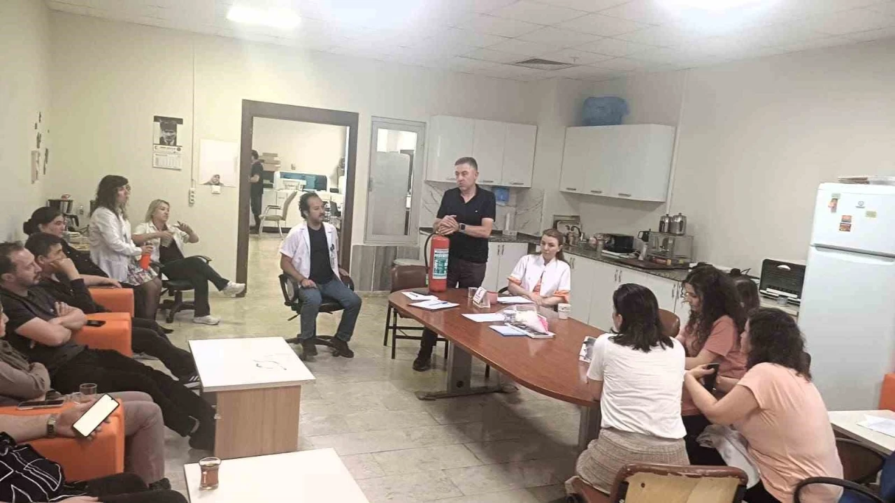 Afyonkarahisar Devlet Hastanesi’nde laboratuvar çalışanlarına hatırlatma eğitimi