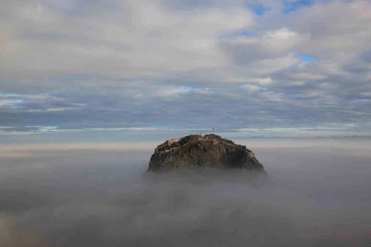 Afyonkarahisar&rsquo;ın sis altındaki g&ouml;r&uuml;nt&uuml;s&uuml; mest etti
