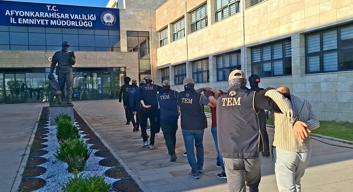 Afyonkarahisar polisinden şafak vakti DEAŞ operasyonu: 7 g&ouml;zaltı
