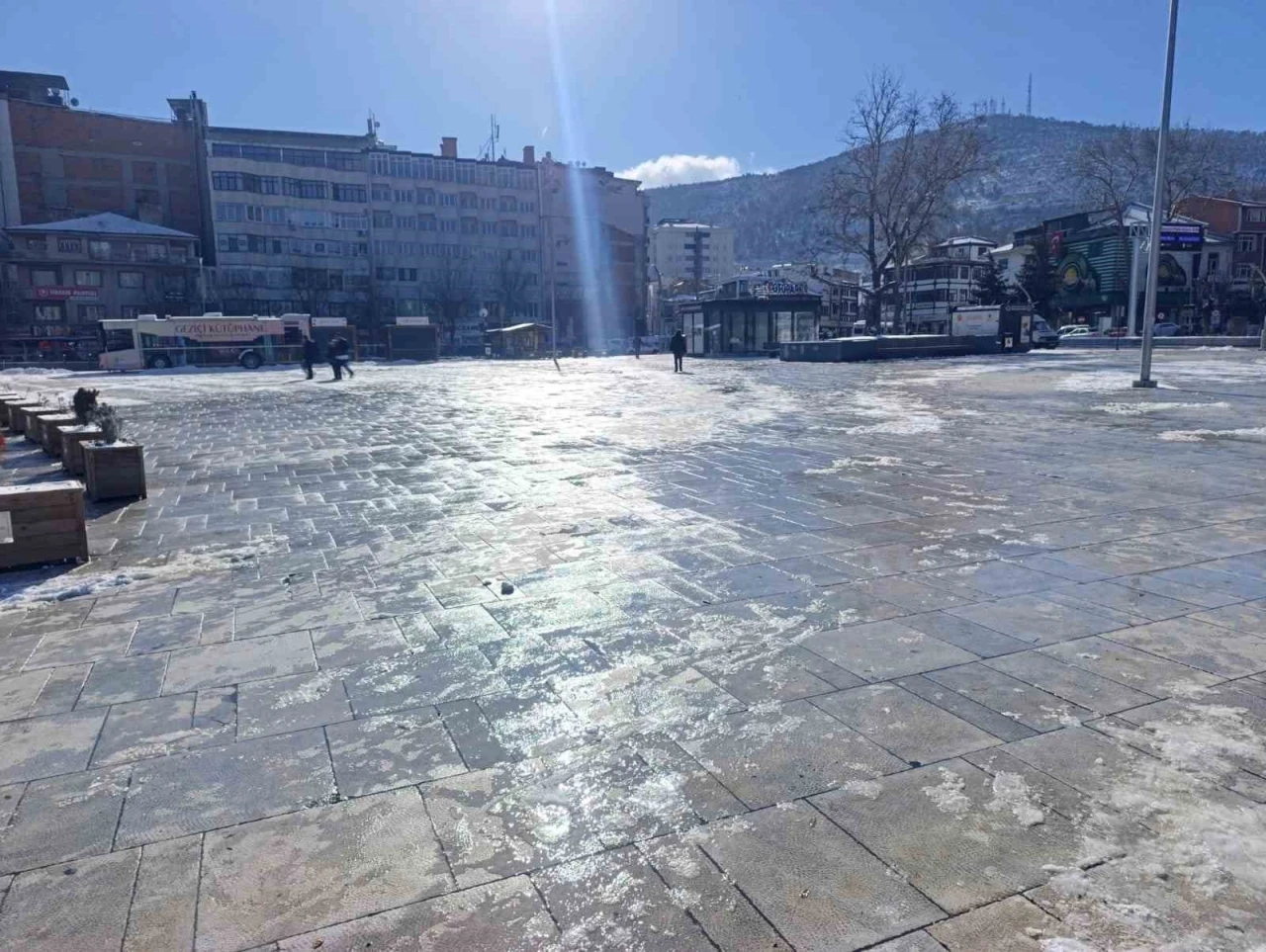 Afyonkarahisar yılın ilk g&uuml;n&uuml;ne dondurucu soğukla başladı
