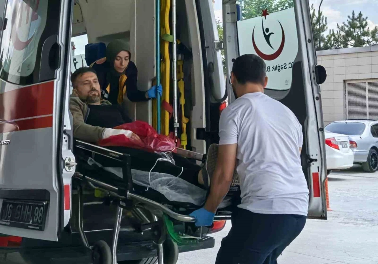 Ağaç keserken motorlu testere ile elini kesti
