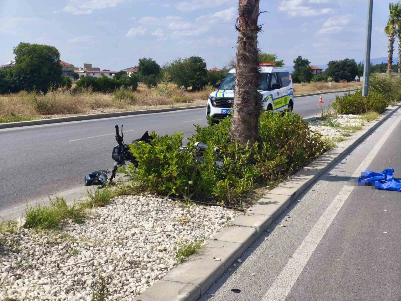 Ağaca &ccedil;arpan motosikletin s&uuml;r&uuml;c&uuml;s&uuml; yaşam m&uuml;cadelesini kaybetti
